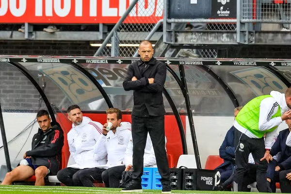 Mengapa penggemar Ajax ingin dewan mencopot John Heitinga selama jeda internasional