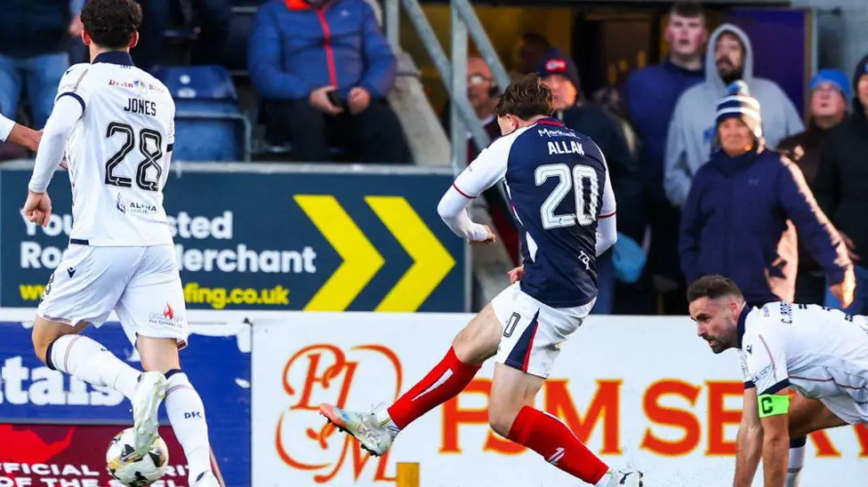 Bek tengah cadangan Connor Allan mencetak gol yang menakjubkan di menit ke-90 pada penampilan perdananya di Falkirk untuk melengkapi turanround yang brilian melawan Dundee dan memberikan timnya kemenangan kandang pertama di Liga Utama Skotlandia musim ini.