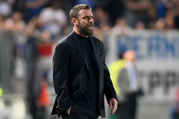 Daniele De Rossi dipastikan menjadi manajer baru Genoa menggantikan Patrick Vieira
